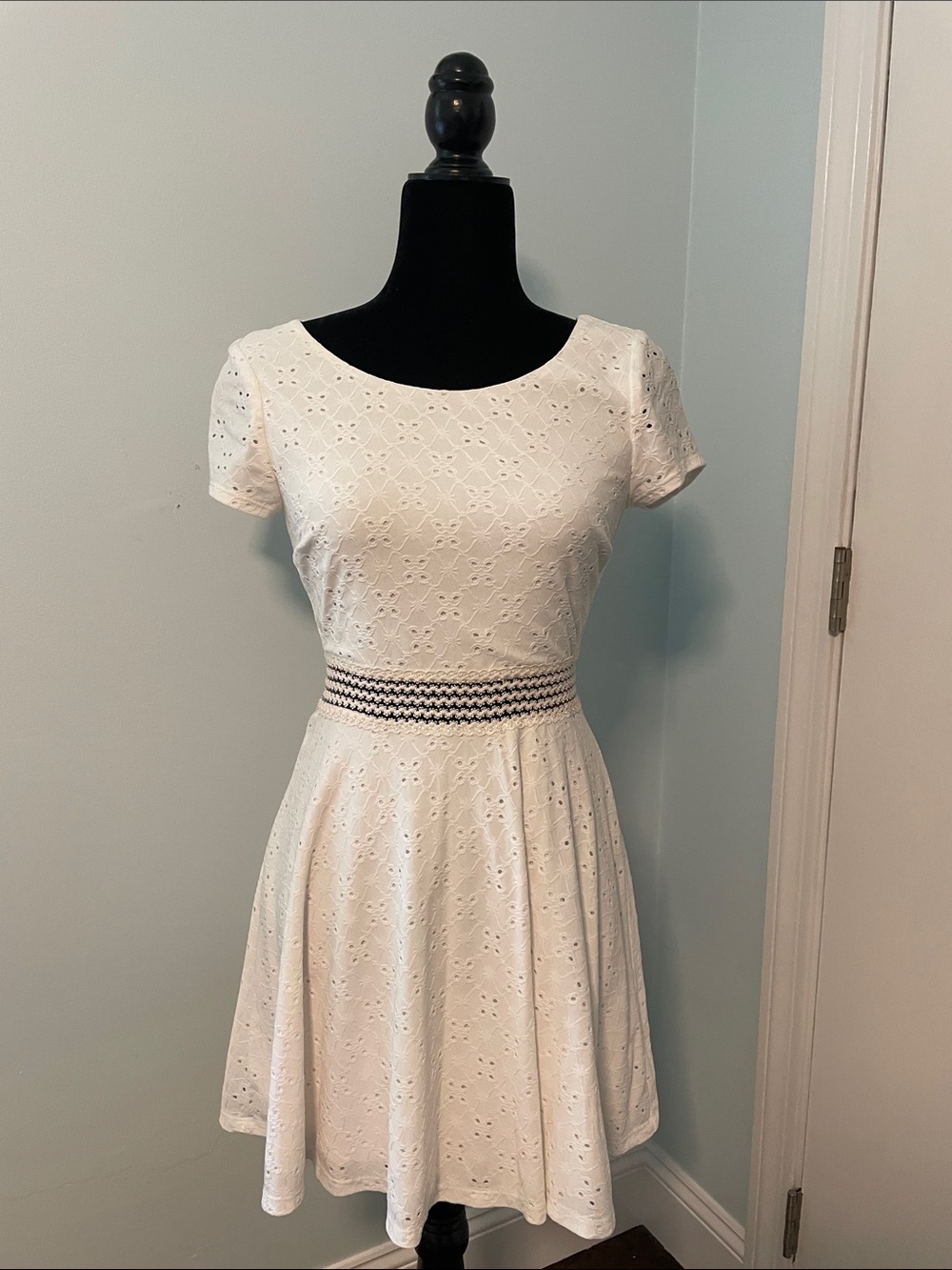 Studio city Short Sleeve Eyelet Fit & Flare Dress juniors size 1
